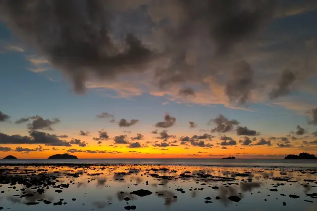 Nuages embrasés au coucher du soleil sur une mer calme et des îles lointaines, Koh Samui