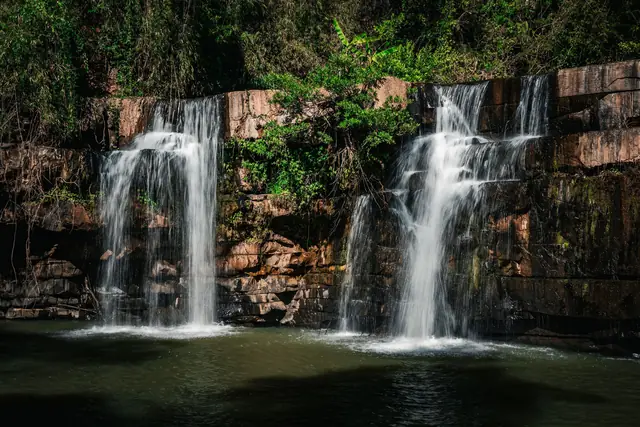 Deux cascades jumelles se jetant dans un bassin en pleine jungle