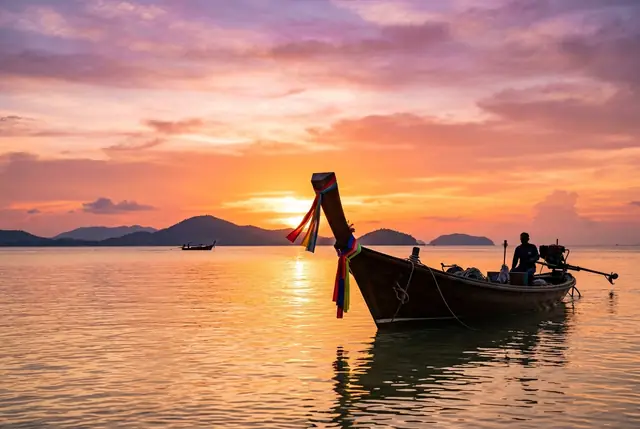 Coucher de soleil sur le golfe de Thaïlande vu depuis un bateau près de Koh Samui